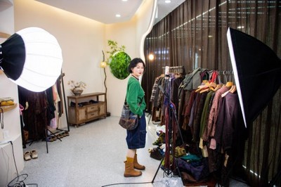 元宇宙旗艦店與工廠合伙人 服裝業(yè)向“新”而行與攝影服務(wù)的創(chuàng)新融合
